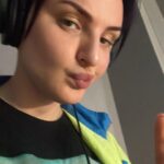 Arisa Instagram - Spoilera e confondi. Mi penso libera perché lo sono. Sai quante volte torno a casa e mi manca tutto? Mi abbraccio. Il giorno dopo è un altro, cammino più veloce. Il cielo è solo mio quando lo guardo. Mi fermo dove voglio. Scelgo. E sono liberaaaaaaa.