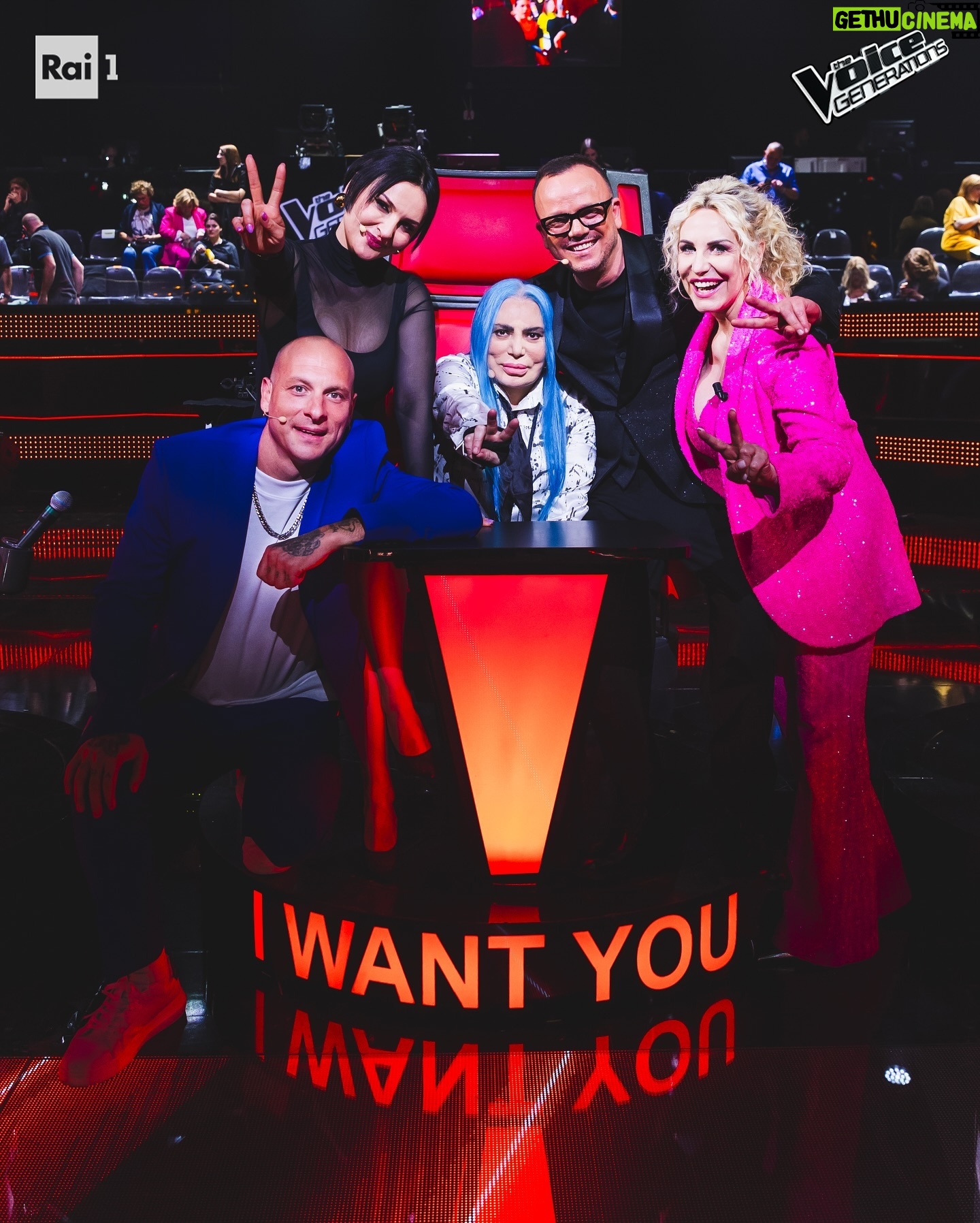 Arisa Instagram - Stasera si giocheranno la vittoria una serie di persone diverse: mamma e figlio, marito e moglie, allieva e vocal coach… tutte unite da un forte sentimento e da una passione in comune: LA MUSICA! 🎶 Che la Finale abbia INIZIO! 🤩