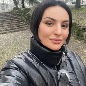 Arisa Instagram - Che bella parola “autenticità” 
Solo per un “ciao..”
A domani, su @rai1official 
@thevoice_italy