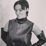 Arisa Instagram - #checolpodiluna ieri sera con L’UNICA @virginiaraffaele ♥️ Tra le cose da rifare. Ringrazio la squadra di @simonebelliagency per trucco e capelli e @madamepaulinevintage per lo splendido vestito di @courreges Per i più curiosi specifico che i guanti sono di @msgm e le scarpe di @balenciaga , gli orecchini presi al mercato dei Navigli che c’è la terza domenica di ogni mese, le calze in merceria, le mutande e il reggiseno al mercato del martedì di via Eustachi. La canzone che ho interpretato si chiama BUM AHI CHE COLPO DI LUNA, brano scritto da Lelio Luttazzi e inciso da Mina nel 1961. È stato un bel momento per me. Ringrazio @mauriziofilardo e tutta l’orchestra per l’arrangiamento perfetto e @gioni_barbera per essere nato e arrivato nella mia vita. Baci e buona giornata a tutti.