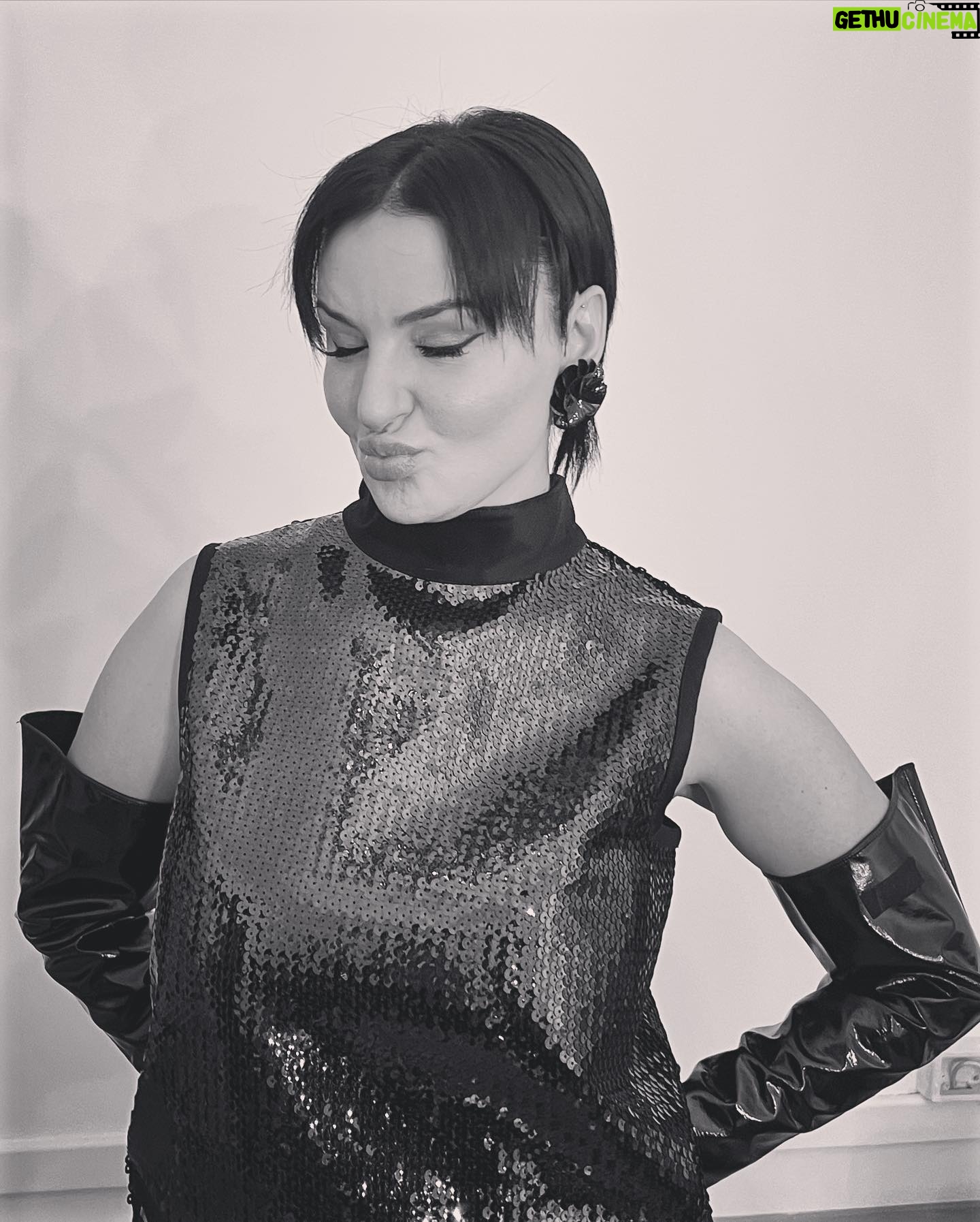 Arisa Instagram - #checolpodiluna ieri sera con L’UNICA @virginiaraffaele ♥️ Tra le cose da rifare. Ringrazio la squadra di @simonebelliagency per trucco e capelli e @madamepaulinevintage per lo splendido vestito di @courreges Per i più curiosi specifico che i guanti sono di @msgm e le scarpe di @balenciaga , gli orecchini presi al mercato dei Navigli che c’è la terza domenica di ogni mese, le calze in merceria, le mutande e il reggiseno al mercato del martedì di via Eustachi. La canzone che ho interpretato si chiama BUM AHI CHE COLPO DI LUNA, brano scritto da Lelio Luttazzi e inciso da Mina nel 1961. È stato un bel momento per me. Ringrazio @mauriziofilardo e tutta l’orchestra per l’arrangiamento perfetto e @gioni_barbera per essere nato e arrivato nella mia vita. Baci e buona giornata a tutti.