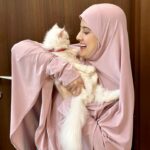 Arishfa Khan Instagram – Kis kisko billiyon se bahut zyada mohabbat hai?🥺🫀❤️