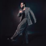 Arjun Kapoor Instagram - Silver Lining 🩶💫 Thank you @pinkvilla for awarding me with the ‘Fashion Forward Star’ of the year Outfit : @amiri #PinkvillaScreenAndStyleIconsAwards