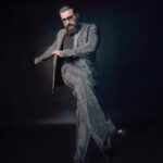 Arjun Kapoor Instagram - Silver Lining 🩶💫 Thank you @pinkvilla for awarding me with the ‘Fashion Forward Star’ of the year Outfit : @amiri #PinkvillaScreenAndStyleIconsAwards