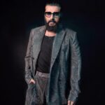 Arjun Kapoor Instagram - Silver Lining 🩶💫 Thank you @pinkvilla for awarding me with the ‘Fashion Forward Star’ of the year Outfit : @amiri #PinkvillaScreenAndStyleIconsAwards