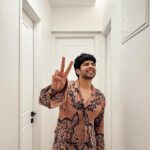 Armaan Malik Instagram – mere many moods 🫣

@abhisheksharmastudio ji ka shirt hai, pants they @hophead.apparel se, jooton ka intezaam kiya @chnks_official ne aur sab kuch style karne wali 
thi humaari pyaari @malvika_tater ma’am 🙏🏻

photos ka budget thoda kam tha toh khud hi shoot karliya self timer pe 🙋🏻‍♂️