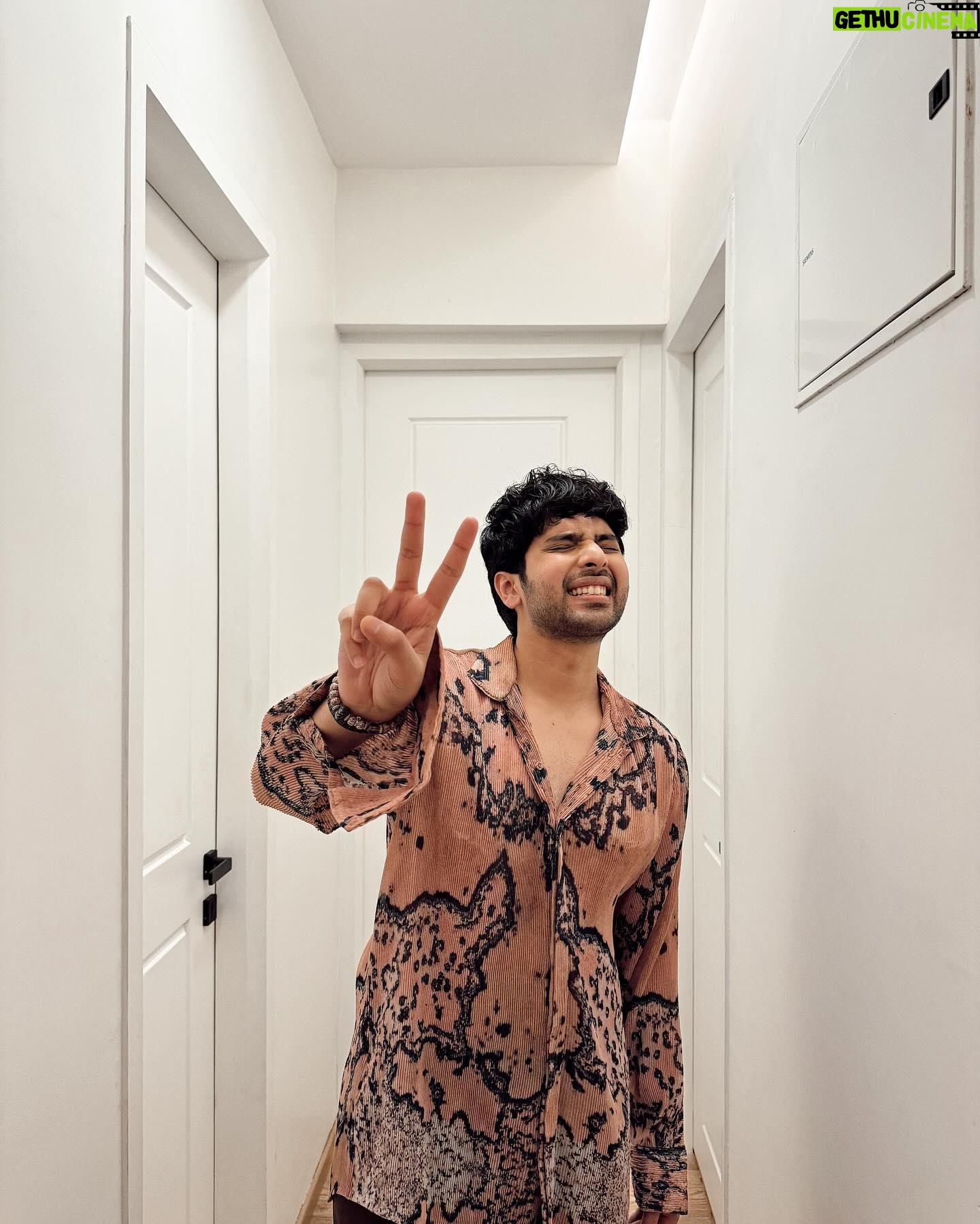 Armaan Malik Instagram - mere many moods 🫣 @abhisheksharmastudio ji ka shirt hai, pants they @hophead.apparel se, jooton ka intezaam kiya @chnks_official ne aur sab kuch style karne wali thi humaari pyaari @malvika_tater ma’am 🙏🏻 photos ka budget thoda kam tha toh khud hi shoot karliya self timer pe 🙋🏻♂️