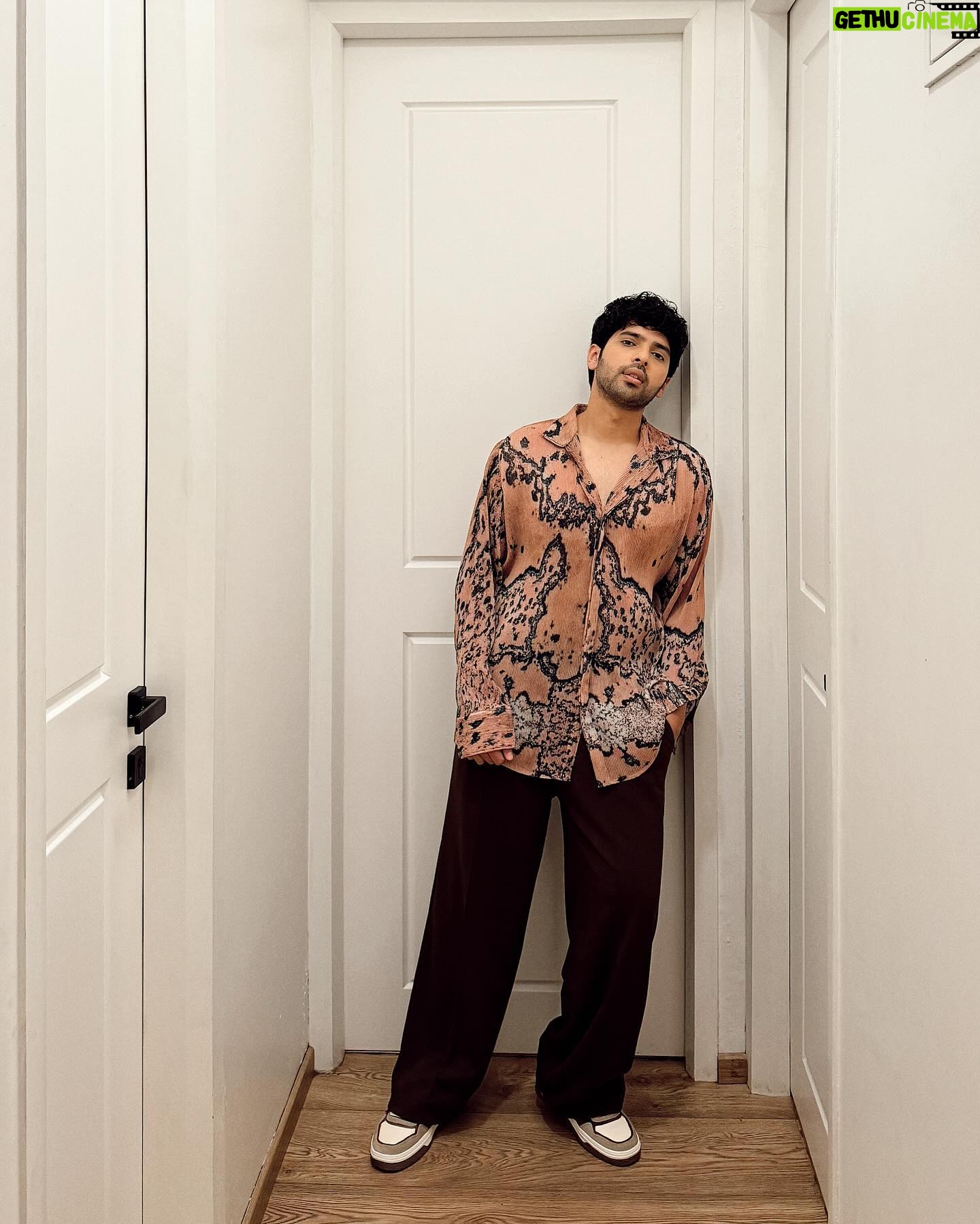 Armaan Malik Instagram - mere many moods 🫣 @abhisheksharmastudio ji ka shirt hai, pants they @hophead.apparel se, jooton ka intezaam kiya @chnks_official ne aur sab kuch style karne wali thi humaari pyaari @malvika_tater ma’am 🙏🏻 photos ka budget thoda kam tha toh khud hi shoot karliya self timer pe 🙋🏻♂️