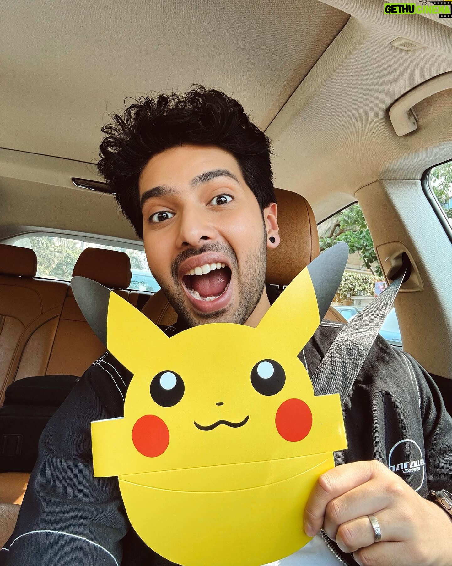 Armaan Malik Instagram - Childhood dream unlocked!!! Excited to join the @pokemon family and sing the new intro theme for Pokémon Horizons - The Series in Hindi, Tamil & Telugu🖤⚡️ Here are some moments from today’s launch event and from the day of the recording session! Stay locked in for the song drop x