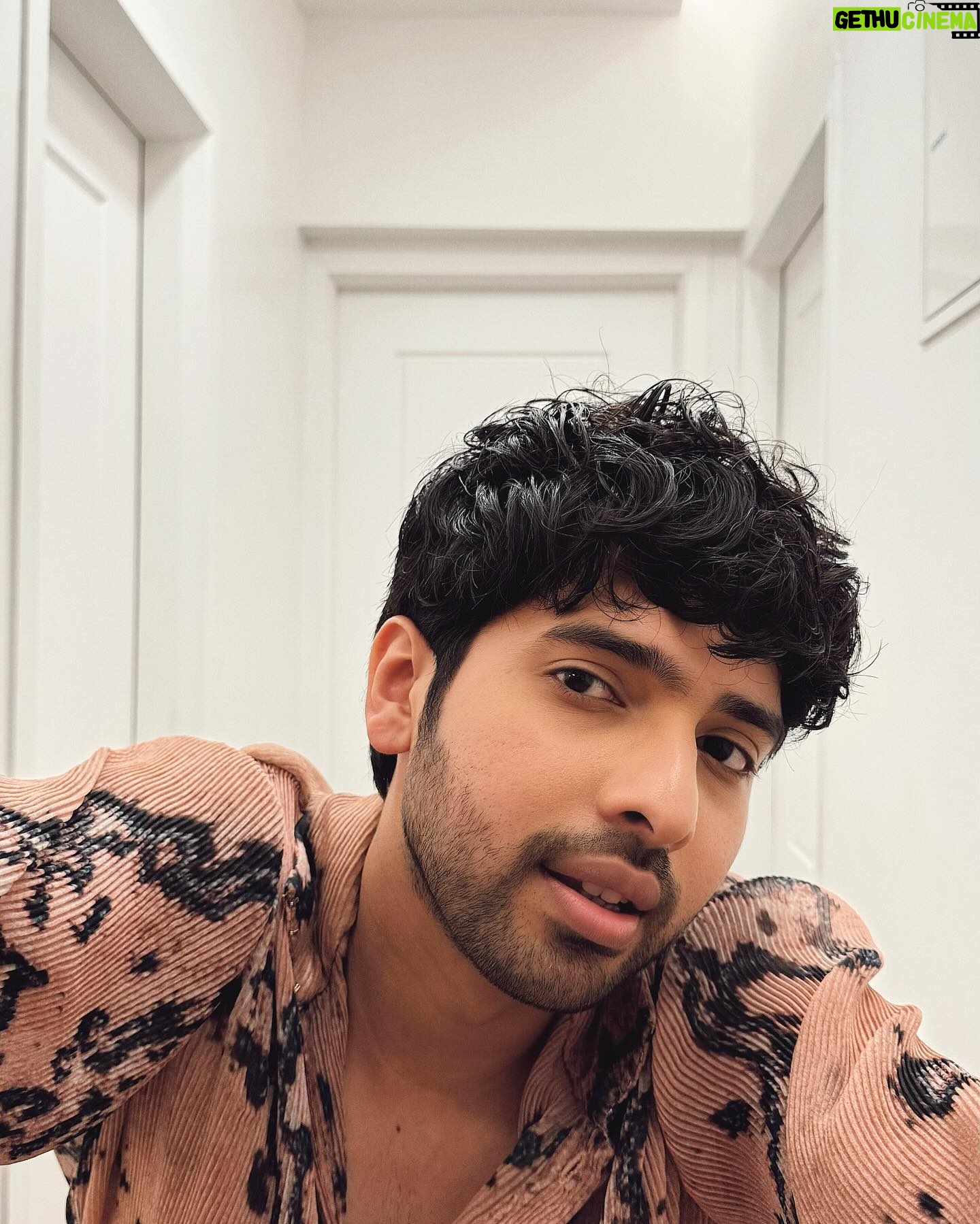 Armaan Malik Instagram - mere many moods 🫣 @abhisheksharmastudio ji ka shirt hai, pants they @hophead.apparel se, jooton ka intezaam kiya @chnks_official ne aur sab kuch style karne wali thi humaari pyaari @malvika_tater ma’am 🙏🏻 photos ka budget thoda kam tha toh khud hi shoot karliya self timer pe 🙋🏻♂️