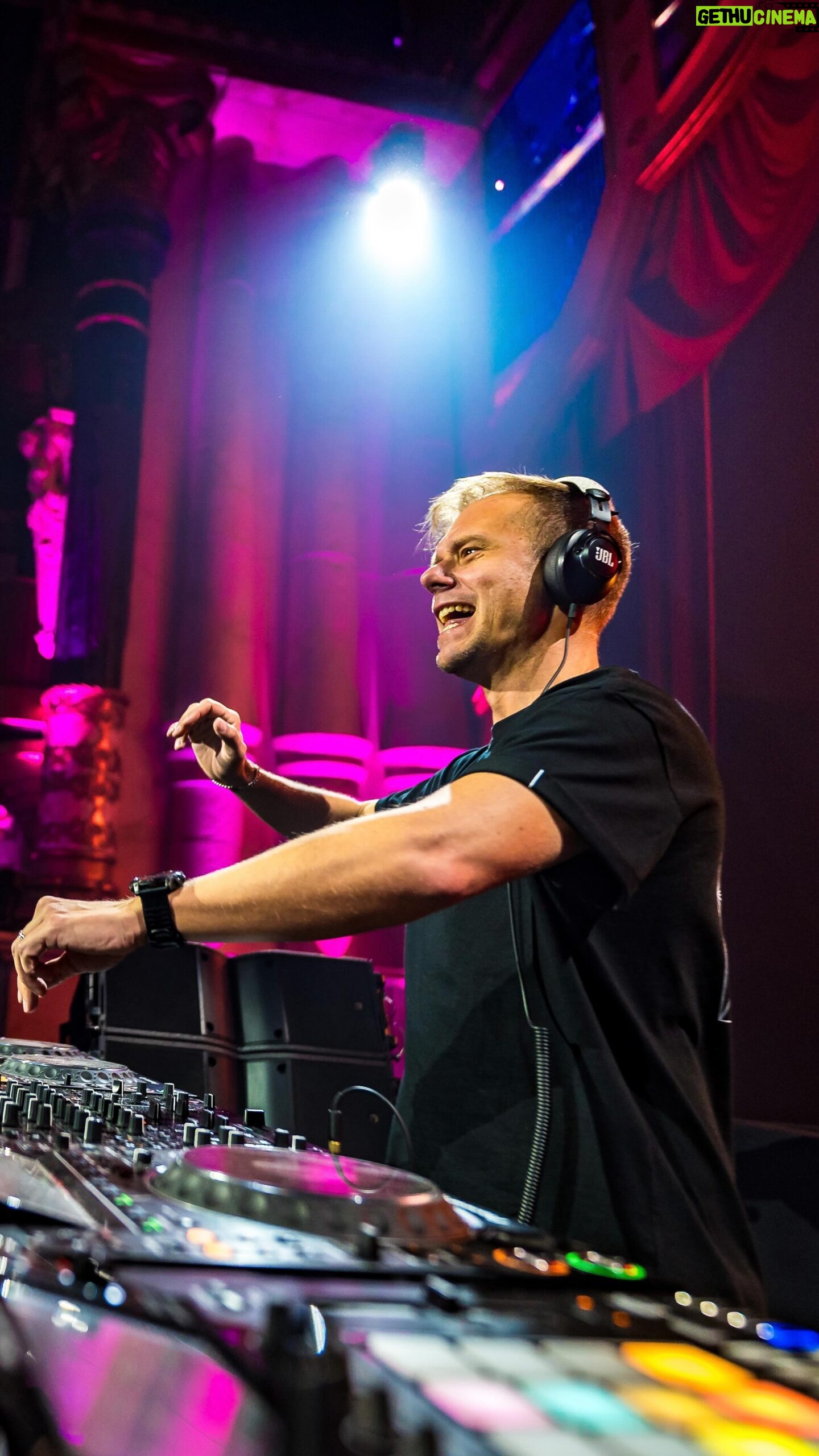 Armin van Buuren Instagram - Closing the @tomorrowlandwinter mainstage was crazy ๐ฅ Thank you so much for having me, canโt wait for the summer edition ๐ Now on my way to Miami for @ultra โ๏ธ