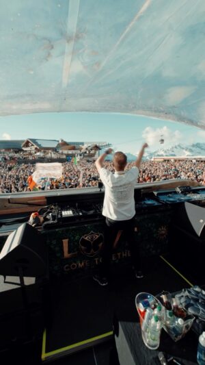 Armin van Buuren Instagram - Incredible energy with @arminvanbuuren at the Crystal Garden stage.