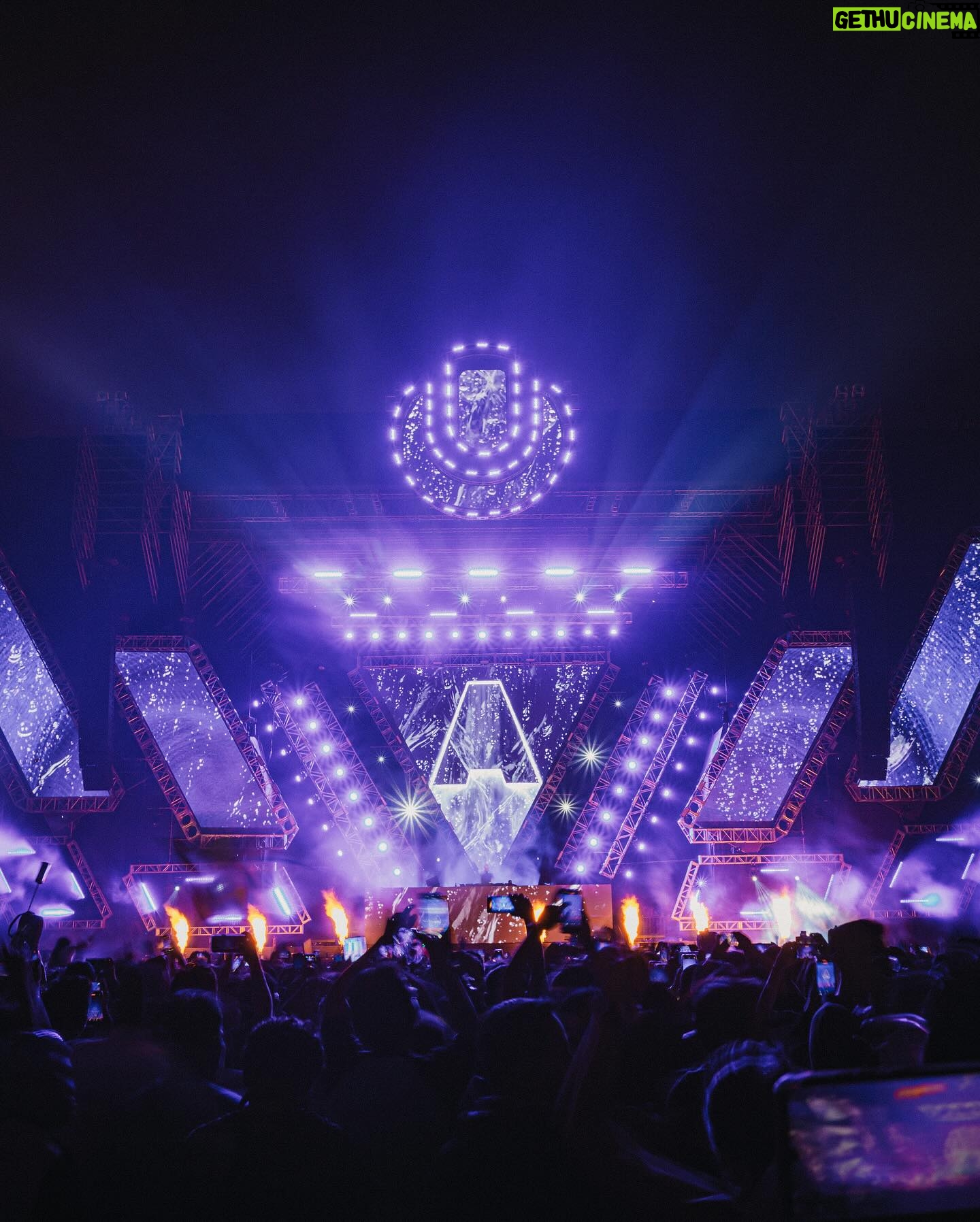 Armin van Buuren Instagram - What a weekend! Chile π¨π± & Peru π΅πͺ you have my heart π Felt so good to be back, the energy was crazy! Canβt wait to be back soon π₯