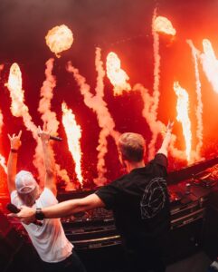 Armin van Buuren Instagram - Can’t actually believe this happened! Thank you so much @jonbonjovi from @bonjovi for coming on stage with me to play my remix of ‘Keep The Faith’ 🙏 I’ll forever remember this moment!