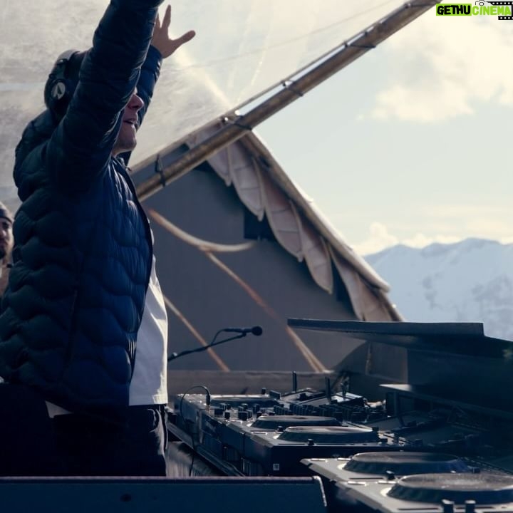 Armin van Buuren Instagram - Swipe 👉 for some moments from my Crystal Garden set at @tomorrowlandwinter ❄️ The mountains created some incredible views and the crowd was on 🔥 You can relive my set on my YouTube channel!