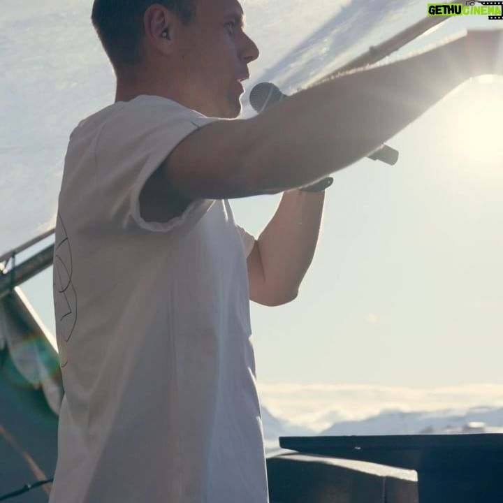 Armin van Buuren Instagram - Swipe 👉 for some moments from my Crystal Garden set at @tomorrowlandwinter ❄️ The mountains created some incredible views and the crowd was on 🔥 You can relive my set on my YouTube channel!