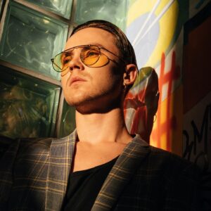 Artem Pyvovarov Instagram - 🔴Лови лето в новом номере журнала XXL @xxl @xxl_ukraine #XXL #АртемПивоваров ☀️
📸 @katiaklim