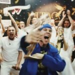 Artem Pyvovarov Instagram - YUNA AWARDS 2021 ⚡️ Хит года - Дежавю ♾ Все слова и эмоции я вчера оставил на сцене. Огромная благодарность моей команде и моим стихийным слушателям. Люблю вас! 💜✊🏻