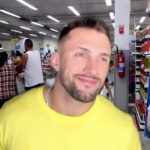 Arthur Picoli Instagram - Isso aí família, se você também não quer passar perrengue no fim de ano não deixe pra comprar suas bebidas de última hora! Aproveite a Black Friday do @zedelivery e garanta os melhores descontos em cervejas, destilados e até comidinhas para acompanhar. Ah, e o melhor de tudo, com frete grátis em compras acima de R$150,00! Então baixe já o app do Zé Delivery. É o Zé salvando o seu rolê de fim de ano! Pegou a visão? Então me conta nos comentários qual bebida do app do Zé não pode faltar no seu natal e réveillon? #publi *Beba com moderação *App para maiores de 18 anos