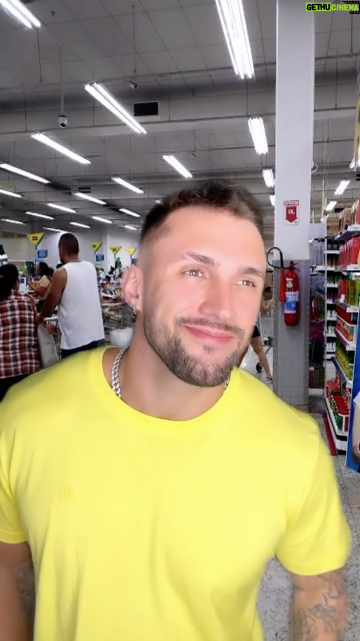 Arthur Picoli Instagram - Isso aí família, se você também não quer passar perrengue no fim de ano não deixe pra comprar suas bebidas de última hora! Aproveite a Black Friday do @zedelivery e garanta os melhores descontos em cervejas, destilados e até comidinhas para acompanhar. Ah, e o melhor de tudo, com frete grátis em compras acima de R$150,00! Então baixe já o app do Zé Delivery. É o Zé salvando o seu rolê de fim de ano! Pegou a visão? Então me conta nos comentários qual bebida do app do Zé não pode faltar no seu natal e réveillon? #publi *Beba com moderação *App para maiores de 18 anos