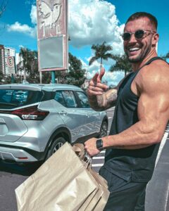 Arthur Picoli Instagram - Com o sorriso de sempre 🙏🏻❤️