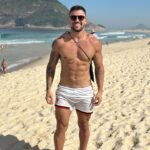 Arthur Picoli Instagram - Dia de praia e futevôlei 🏝️ Barãozinho amou a praia haha 🥹🐶