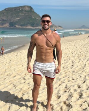 Arthur Picoli Instagram - Dia de praia e futevôlei 🏝️ 
Barãozinho amou a praia haha 🥹🐶