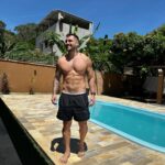 Arthur Picoli Instagram - Era para ser 3 dias em conduru, já tem 14 q tô aqui 😂😂😂😂