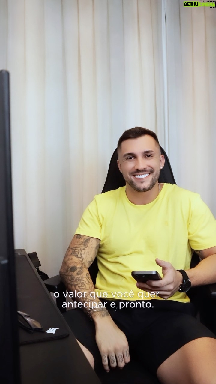 Arthur Picoli Instagram - Alguém aí tá precisando antecipar o saque do FGTS? Então se liga nessa dica: com o @pagbank , além de você conseguir fazer tudo de onde estiver, ainda tem uma das melhores taxas do mercado: 1,70%! #publi #pagbank
