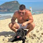 Arthur Picoli Instagram - Dia de praia e futevôlei 🏝️ Barãozinho amou a praia haha 🥹🐶