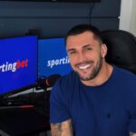 Arthur Picoli Instagram - Agora sim as chances de me tornar o mais novo milionário são reais, já que entendo mais de jogos de futebol do que de combinação de votos, kakakak! É isso mesmo, com o bolão da @sportingbet.tv você pode ganhar 1 milhão em prêmios se acertar 6 jogos da rodada. E aí, partiu fazer suas apostas? #SportingBet #EntraConfianteNoJogo #BolaoSportingBet *publi