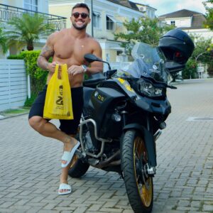 Arthur Picoli Instagram - Se liga família, tô passando aqui de entregador do Zé Delivery pra contar pra vocês que hoje quem vai tomar conta do Twitter do Zé sou EU! Fala comigo bebê! Quer cupom? Me pede lá! Então bora que hoje é noite de eliminação e a gente pode trocar muitas ideias sobre o #BBB23. Espero vocês lá! Partiu! #Publi #ZéNoBBB #BebaComModeração -App proibido para menores-