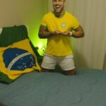 Arthur Picoli Instagram - Eu acordando durante a Copa será desse jeito. ❤️ E vocês, tão animados? Já entraram no clima? Nem preciso dizer que eu já, né!? E digo mais, certeza que com Waka Brahma o HEXA vem!! Agora diz aí: De 0 a 10, qual a confiança de vocês na nossa seleção? @brahmacerveja #brahmexa #bebacommoderacao *publi