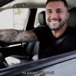 Arthur Picoli Instagram - Isso mesmo, família. Eu e minha parceira @chevroletbr estamos vivendo experiências incríveis com a Nova #ChevroletMontana. De passeios curtos a viagens longas, ela é meu par perfeito! Não é à toa que a Nova Montana é a picape #MenosPeraMaisBora. Bora? | Publicidade #PraTodosVerem Vemos o Arthur Picoli falando pra câmera com uma Montana ao fundo. A câmera foca nos cachorros do influenciador e, em seguida, em detalhes da lataria e também da parte interna do carro. Enquanto Arthur fala sobre os diferenciais da nova Montana, vemos a segunda fileira, as divisórias Multi-Board na caçamba, a capota contra água e as soluções tecnológicas do carro. No final, vemos Arthur dirigindo. Ele encosta próximo à câmera e termina falando o conceito da campanha. Fecha o filme com a logo Chevrolet.