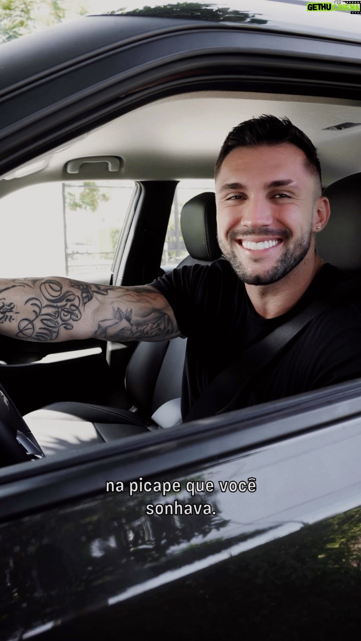 Arthur Picoli Instagram - Isso mesmo, família. Eu e minha parceira @chevroletbr estamos vivendo experiências incríveis com a Nova #ChevroletMontana. De passeios curtos a viagens longas, ela é meu par perfeito! Não é à toa que a Nova Montana é a picape #MenosPeraMaisBora. Bora? | Publicidade #PraTodosVerem Vemos o Arthur Picoli falando pra câmera com uma Montana ao fundo. A câmera foca nos cachorros do influenciador e, em seguida, em detalhes da lataria e também da parte interna do carro. Enquanto Arthur fala sobre os diferenciais da nova Montana, vemos a segunda fileira, as divisórias Multi-Board na caçamba, a capota contra água e as soluções tecnológicas do carro. No final, vemos Arthur dirigindo. Ele encosta próximo à câmera e termina falando o conceito da campanha. Fecha o filme com a logo Chevrolet.