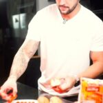 Arthur Picoli Instagram - A prova de hoje terá um sabor todo especial e será comandada pela @searabrasil ! Eu já preparei o meu Hot Dog com a Salsicha Hot Dog Seara e tô aqui na expectativa pra saber quem será o novo Líder e garantirá mais uma semaninha na casa. E aí, quem vocês acham que leva essa? #BBB24 #SearaNoBBB24 #publicidade