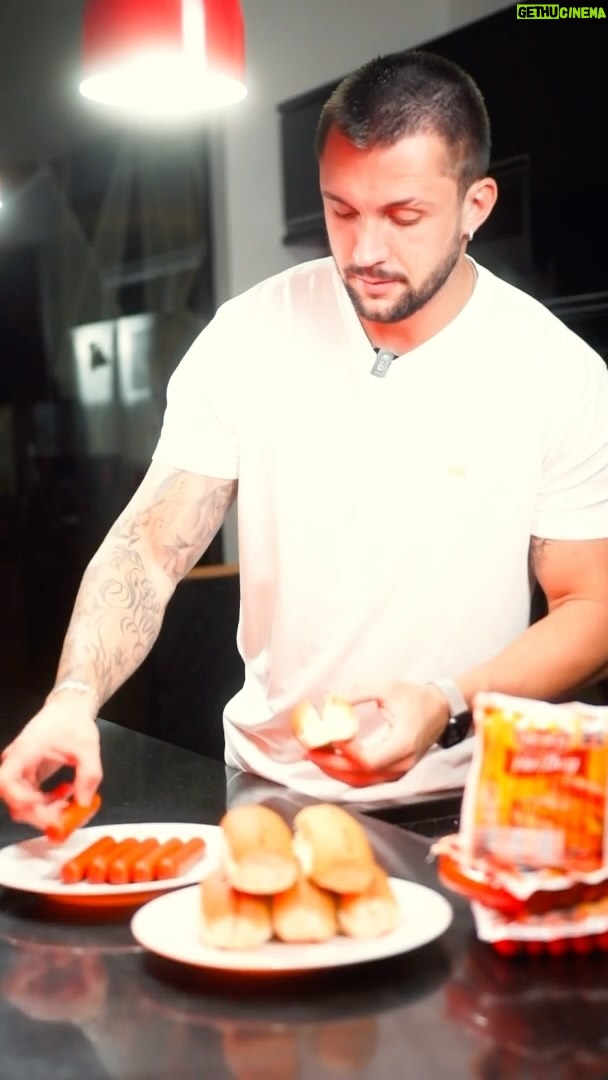 Arthur Picoli Instagram - A prova de hoje terá um sabor todo especial e será comandada pela @searabrasil ! Eu já preparei o meu Hot Dog com a Salsicha Hot Dog Seara e tô aqui na expectativa pra saber quem será o novo Líder e garantirá mais uma semaninha na casa. E aí, quem vocês acham que leva essa? #BBB24 #SearaNoBBB24 #publicidade