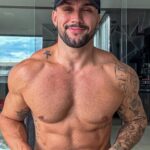 Arthur Picoli Instagram - A sua melhor versão está a uma tomada de decisão 🫡💙 Obs: arrasta pro lado 🙊 @lifecarefarmaciamanipulacao @dr.diogoviana #motivation #fitness