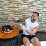 Arthur Picoli Instagram - O que você faria com R$ 100 mil no bolso? Que tal ser o herói do rolê, como eu, e ainda concorrer a prêmios? A cada 30 reais em garrafas retornáveis @ambev no @zedelivery, você pode se cadastrar no site da promoção e concorrer a até 100 mil reais e 20 mil prêmios instantâneos! Agora me conta aí qual retornável você escolhe pra hoje? E o que você faria com esse super prêmio? *Válido para garrafas de 300ml e 1L #GarrafasRetornáveisAmbev # ZeroisDoRole #BebaComModeração #Publi