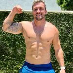 Arthur Picoli Instagram - A sua melhor versão está a uma tomada de decisão 🫡💙 Obs: arrasta pro lado 🙊 @lifecarefarmaciamanipulacao @dr.diogoviana #motivation #fitness