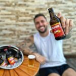 Arthur Picoli Instagram - O que você faria com R$ 100 mil no bolso? Que tal ser o herói do rolê, como eu, e ainda concorrer a prêmios? A cada 30 reais em garrafas retornáveis @ambev no @zedelivery, você pode se cadastrar no site da promoção e concorrer a até 100 mil reais e 20 mil prêmios instantâneos! Agora me conta aí qual retornável você escolhe pra hoje? E o que você faria com esse super prêmio? *Válido para garrafas de 300ml e 1L #GarrafasRetornáveisAmbev # ZeroisDoRole #BebaComModeração #Publi
