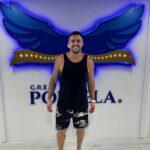 Arthur Picoli Instagram - Do BBB 21 para a Marquês de Sapucaí: o digital influencer Arthur Picoli, de 29 anos, anunciou a sua participação nos desfiles das escolas de samba do Rio de Janeiro. O ex-bbb vai desfilar pela Portela, que neste ano comemora os 100 anos da agremiação. Arthur virá em uma das alegorias da escola. O brother falou da expectativa em desfilar e como está sendo a preparação para o seu primeiro desfile na Avenida: “Foi uma honra receber esse convite de uma agremiação que está completando o seu centenário! Será mais uma experiência incrível que o pós-programa está me proporcionando! Já estou ansioso e prometo dar o sangue para colaborar e trazer sorte e sucesso para a escola e assim voltarmos no desfile das campeãs!”, comentou Arthur. Os cem anos da Portela, que vão ser comemorados no enredo do Carnaval 2023, prometem trazer grandes momentos dessa história de volta à Sapucaí. O desfile oficial da escola acontece na noite do dia 20 de fevereiro, segunda-feira, sendo a segunda escola a entrar no Sambódromo.