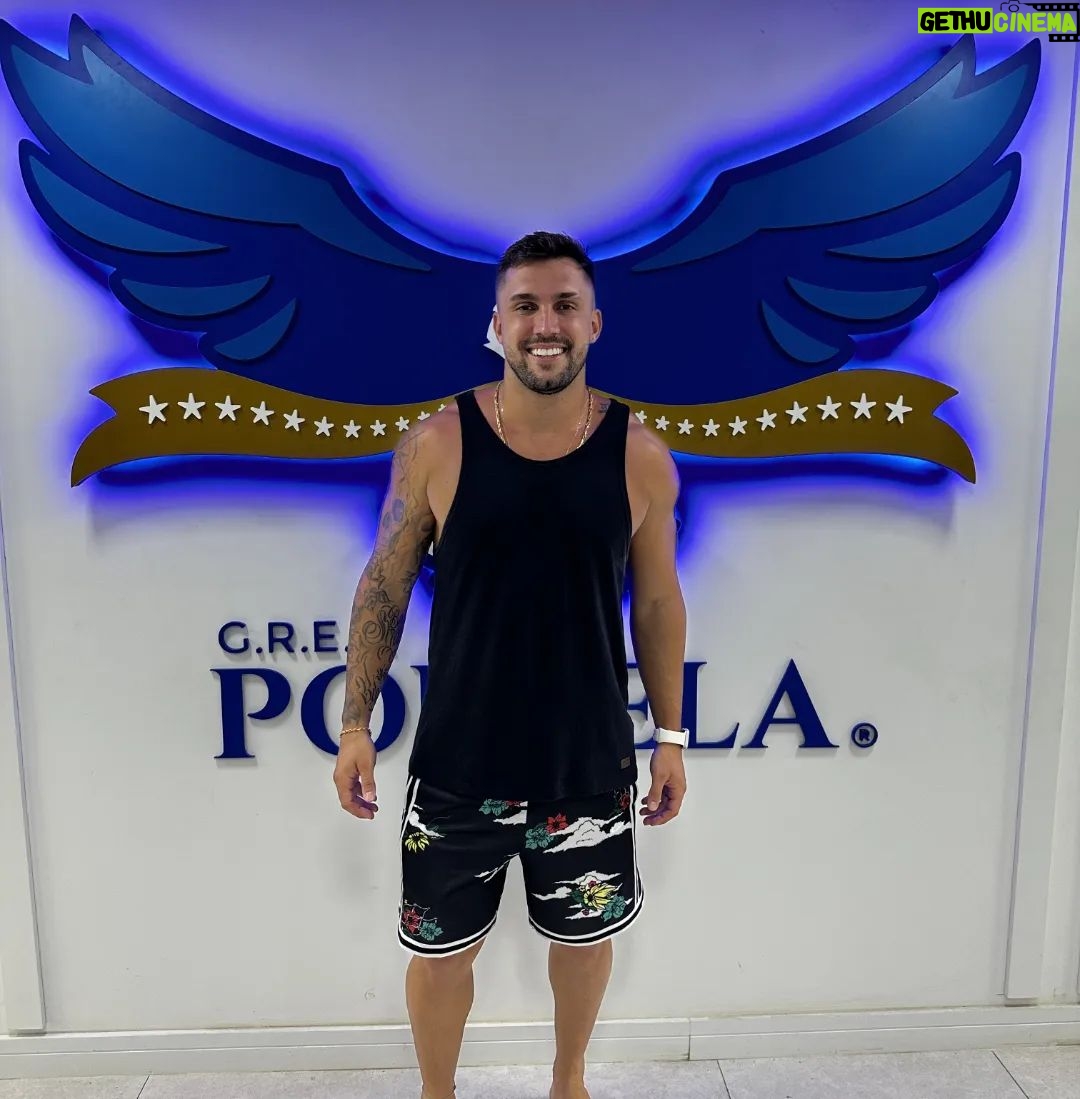 Arthur Picoli Instagram - Do BBB 21 para a Marquês de Sapucaí: o digital influencer Arthur Picoli, de 29 anos, anunciou a sua participação nos desfiles das escolas de samba do Rio de Janeiro. O ex-bbb vai desfilar pela Portela, que neste ano comemora os 100 anos da agremiação. Arthur virá em uma das alegorias da escola. O brother falou da expectativa em desfilar e como está sendo a preparação para o seu primeiro desfile na Avenida: “Foi uma honra receber esse convite de uma agremiação que está completando o seu centenário! Será mais uma experiência incrível que o pós-programa está me proporcionando! Já estou ansioso e prometo dar o sangue para colaborar e trazer sorte e sucesso para a escola e assim voltarmos no desfile das campeãs!”, comentou Arthur. Os cem anos da Portela, que vão ser comemorados no enredo do Carnaval 2023, prometem trazer grandes momentos dessa história de volta à Sapucaí. O desfile oficial da escola acontece na noite do dia 20 de fevereiro, segunda-feira, sendo a segunda escola a entrar no Sambódromo.