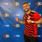 Arthur Picoli Instagram - Fala família! Cheguei no Maracanã a convite da TIM e já estou aproveitando a superconexão no primeiro estádio de futebol 5G do Brasil. Aulas demais, não é mesmo? É muito incrível ver a @TIMBrasil junto com o Mengão em mais um momento decisivo. E agora, ainda melhor com toda essa conexão. A torcida vibra! Ah, convido vocês a irem lá dar uma super conferida nos stories da @TIMBrasil. Já tô dominando tudo por lá e o melhor, em tempo real! Partiu!? #Maracanã5GTIM #ImagineAsPossibilidades #publi