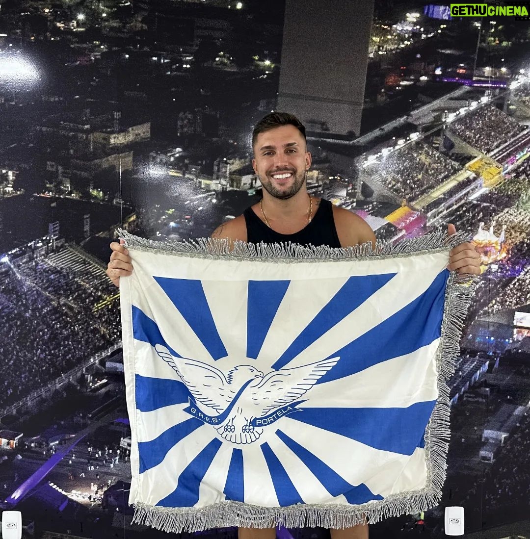 Arthur Picoli Instagram - Do BBB 21 para a Marquês de Sapucaí: o digital influencer Arthur Picoli, de 29 anos, anunciou a sua participação nos desfiles das escolas de samba do Rio de Janeiro. O ex-bbb vai desfilar pela Portela, que neste ano comemora os 100 anos da agremiação. Arthur virá em uma das alegorias da escola. O brother falou da expectativa em desfilar e como está sendo a preparação para o seu primeiro desfile na Avenida: “Foi uma honra receber esse convite de uma agremiação que está completando o seu centenário! Será mais uma experiência incrível que o pós-programa está me proporcionando! Já estou ansioso e prometo dar o sangue para colaborar e trazer sorte e sucesso para a escola e assim voltarmos no desfile das campeãs!”, comentou Arthur. Os cem anos da Portela, que vão ser comemorados no enredo do Carnaval 2023, prometem trazer grandes momentos dessa história de volta à Sapucaí. O desfile oficial da escola acontece na noite do dia 20 de fevereiro, segunda-feira, sendo a segunda escola a entrar no Sambódromo.