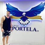 Arthur Picoli Instagram - Do BBB 21 para a Marquês de Sapucaí: o digital influencer Arthur Picoli, de 29 anos, anunciou a sua participação nos desfiles das escolas de samba do Rio de Janeiro. O ex-bbb vai desfilar pela Portela, que neste ano comemora os 100 anos da agremiação. Arthur virá em uma das alegorias da escola. O brother falou da expectativa em desfilar e como está sendo a preparação para o seu primeiro desfile na Avenida: “Foi uma honra receber esse convite de uma agremiação que está completando o seu centenário! Será mais uma experiência incrível que o pós-programa está me proporcionando! Já estou ansioso e prometo dar o sangue para colaborar e trazer sorte e sucesso para a escola e assim voltarmos no desfile das campeãs!”, comentou Arthur. Os cem anos da Portela, que vão ser comemorados no enredo do Carnaval 2023, prometem trazer grandes momentos dessa história de volta à Sapucaí. O desfile oficial da escola acontece na noite do dia 20 de fevereiro, segunda-feira, sendo a segunda escola a entrar no Sambódromo.