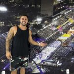 Arthur Picoli Instagram - Do BBB 21 para a Marquês de Sapucaí: o digital influencer Arthur Picoli, de 29 anos, anunciou a sua participação nos desfiles das escolas de samba do Rio de Janeiro. O ex-bbb vai desfilar pela Portela, que neste ano comemora os 100 anos da agremiação. Arthur virá em uma das alegorias da escola. O brother falou da expectativa em desfilar e como está sendo a preparação para o seu primeiro desfile na Avenida: “Foi uma honra receber esse convite de uma agremiação que está completando o seu centenário! Será mais uma experiência incrível que o pós-programa está me proporcionando! Já estou ansioso e prometo dar o sangue para colaborar e trazer sorte e sucesso para a escola e assim voltarmos no desfile das campeãs!”, comentou Arthur. Os cem anos da Portela, que vão ser comemorados no enredo do Carnaval 2023, prometem trazer grandes momentos dessa história de volta à Sapucaí. O desfile oficial da escola acontece na noite do dia 20 de fevereiro, segunda-feira, sendo a segunda escola a entrar no Sambódromo.