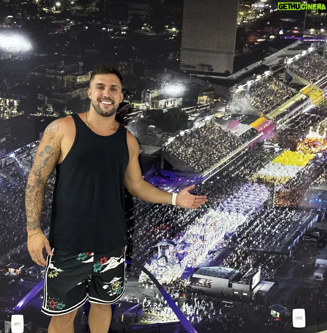 Arthur Picoli Instagram - Do BBB 21 para a Marquês de Sapucaí: o digital influencer Arthur Picoli, de 29 anos, anunciou a sua participação nos desfiles das escolas de samba do Rio de Janeiro. O ex-bbb vai desfilar pela Portela, que neste ano comemora os 100 anos da agremiação. Arthur virá em uma das alegorias da escola. O brother falou da expectativa em desfilar e como está sendo a preparação para o seu primeiro desfile na Avenida: “Foi uma honra receber esse convite de uma agremiação que está completando o seu centenário! Será mais uma experiência incrível que o pós-programa está me proporcionando! Já estou ansioso e prometo dar o sangue para colaborar e trazer sorte e sucesso para a escola e assim voltarmos no desfile das campeãs!”, comentou Arthur. Os cem anos da Portela, que vão ser comemorados no enredo do Carnaval 2023, prometem trazer grandes momentos dessa história de volta à Sapucaí. O desfile oficial da escola acontece na noite do dia 20 de fevereiro, segunda-feira, sendo a segunda escola a entrar no Sambódromo.