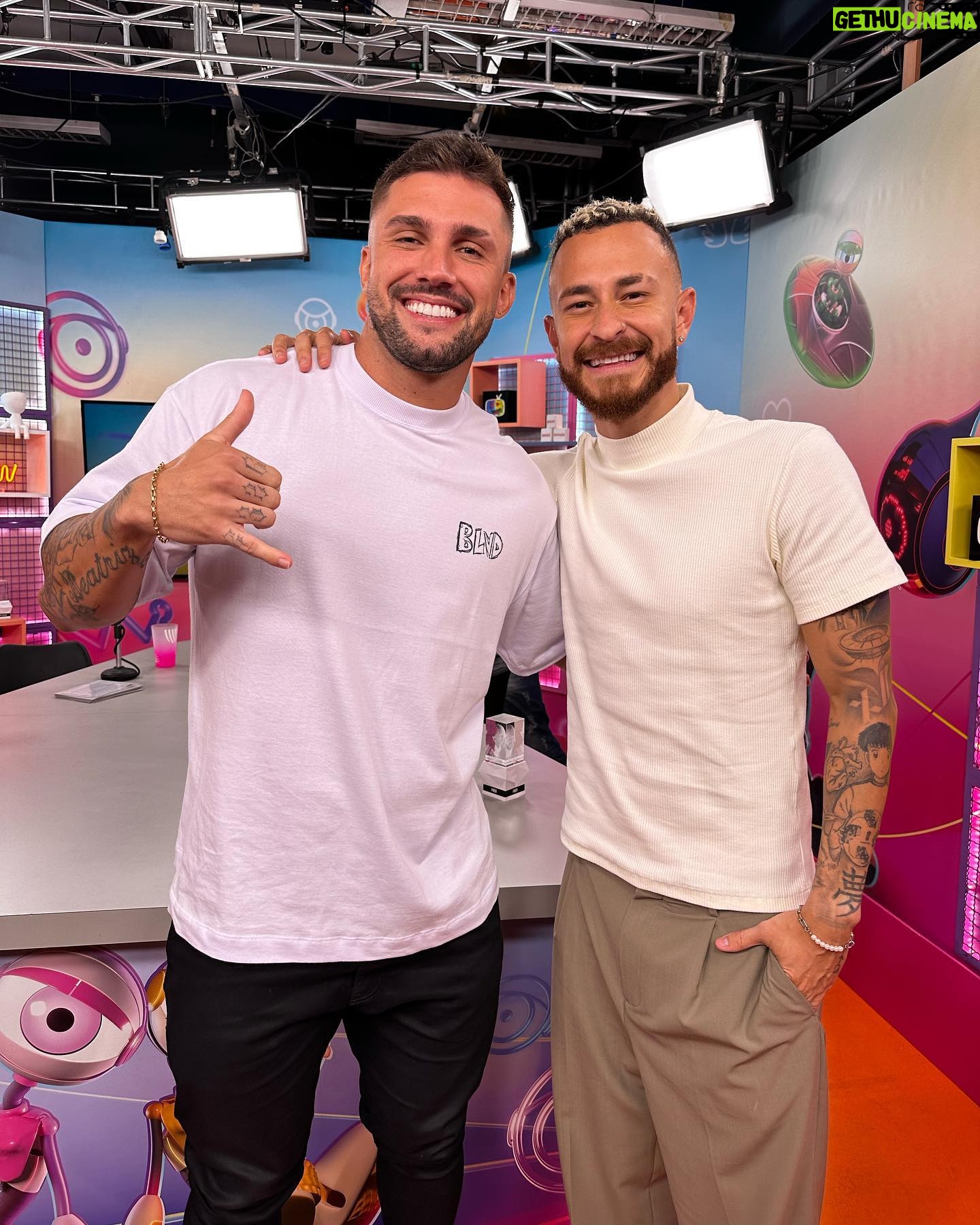 Arthur Picoli Instagram - Dia de participar desse programa irado do @bbb junto com meu mano @fred e essa dupla de apresentadoras que faz eu me sentir em casa @patriciaramos @jeskagrecco . Obrigado a toda a equipe pelo convite e pelo carinho ❤️ @gshow @globoplay #bbb #bbb23