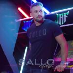 Arthur Picoli Instagram - Tecnologia e Estilo! Chegou a hora de dar um Refresh na moda, e a @sallojeans me convidou para embarcar nessa viagem estrelando a nova coleção Verão 2024. A Sallo entrou de cara no meu universo provando que ela pode te acompanhar em qualquer ocasião! Eleve-se comigo e a @sallojeans 🚁